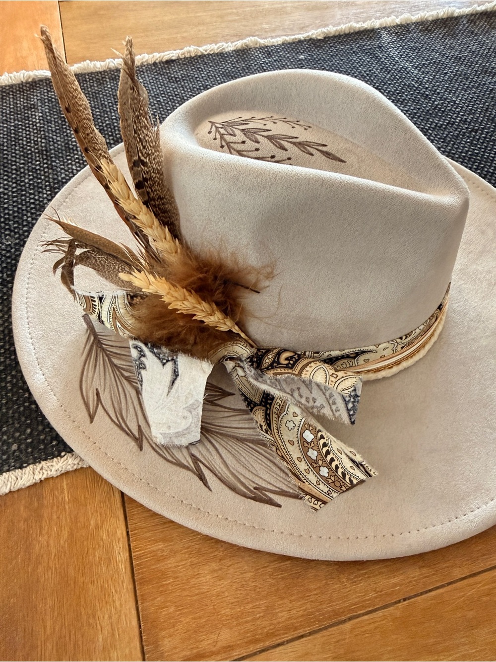 Womens Classic Cream Felt Hat with Feather Accent